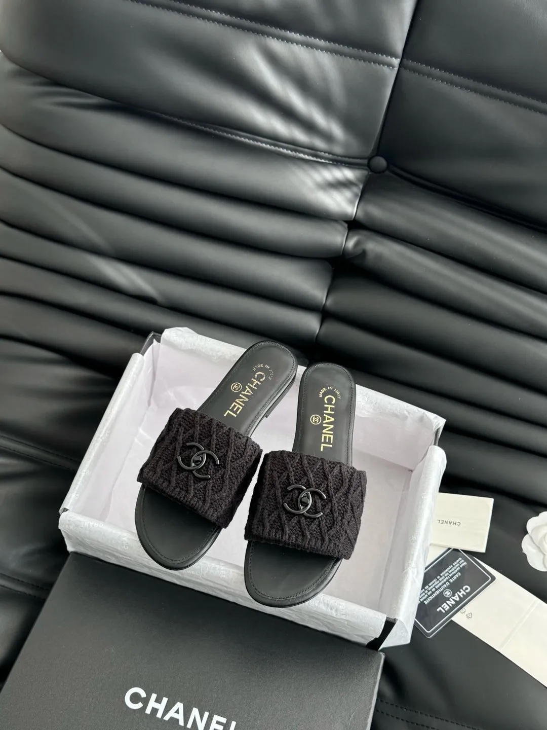 👟👟Ex-factory price 400👟👟 Chanel 25C new schoolbag buckle slippers, the return of the classic schoolbag buckle design, special vintage, full of retro flavor, loafers have also grown to aesthetics, upper cowhide, lining sheepskin, original outsole Size: 35-39 40 41 42 Customized and non-returnable